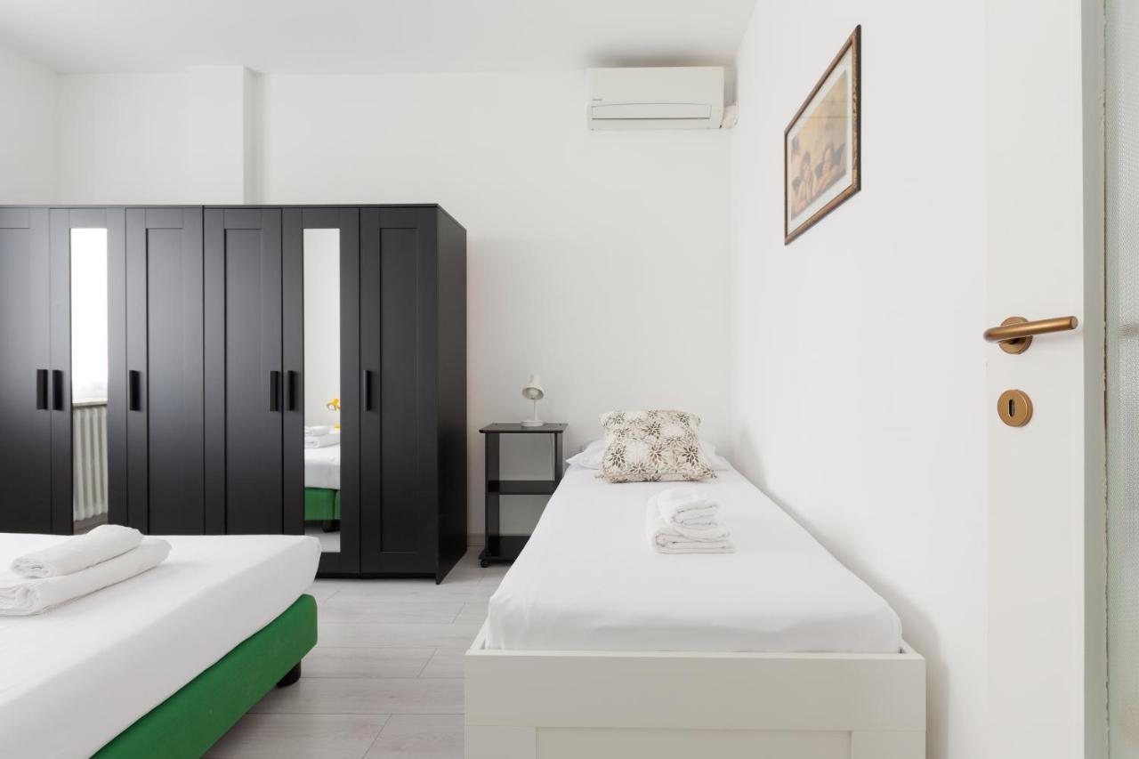 Apartment With Balcony -Bisceglie Red Line Subway Milán Exterior foto