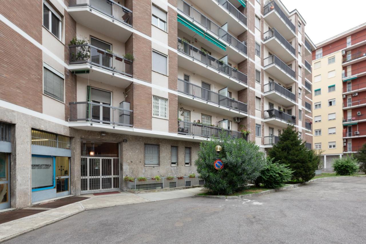 Apartment With Balcony -Bisceglie Red Line Subway Milán Exterior foto